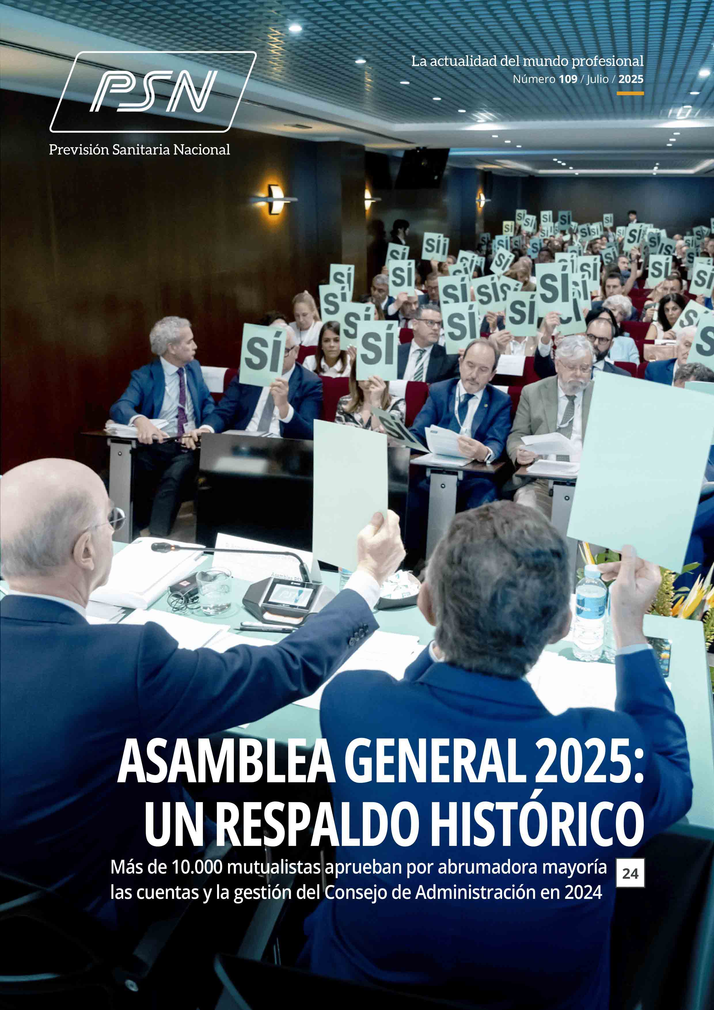 Portada de la revista en la que varios mutualistas votan uno de los puntos del orden del día en la Asamblea General 2025.